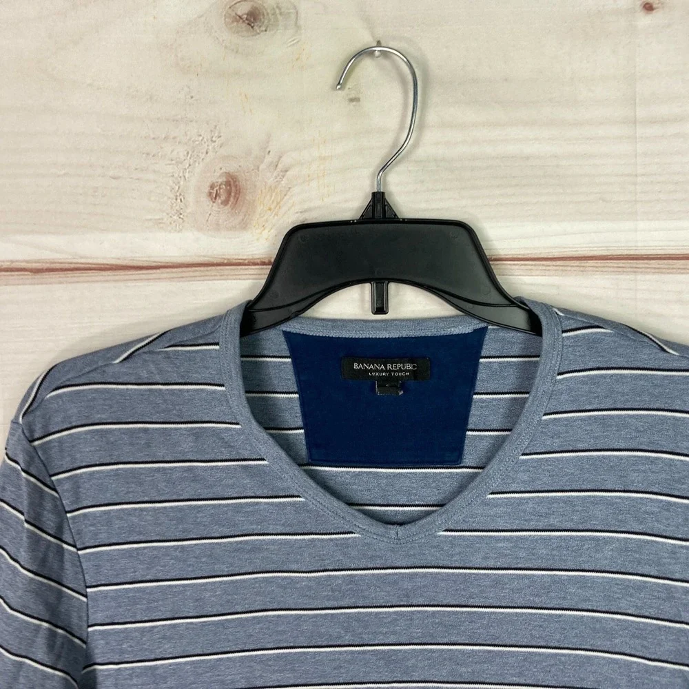 Banana Republic Top Mens S V-Neck Stripe Luxury Touch T-Shirt Blue Short Sleeve